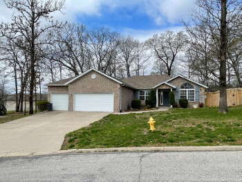 Building Photo - Spacious 3BR+ with fully fenced in backyard