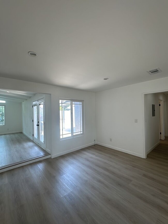 Building Photo - Spacious 3 Bed 3 Bathoom in Long Beach