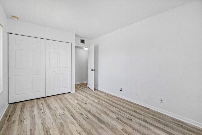 Building Photo - 723 Sunny Pine Way