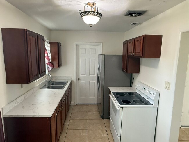 Building Photo - 722 Mercado Ave