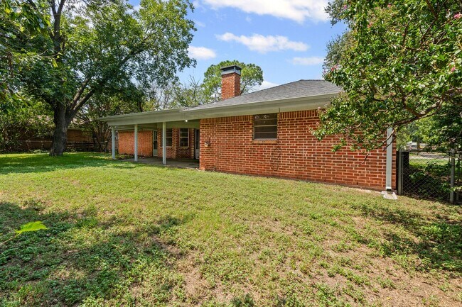 Building Photo - Classic in Cleburne
