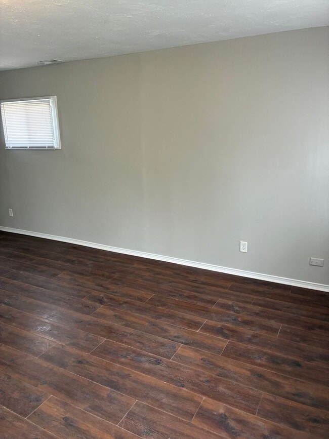 Building Photo - 3 Bedroom Home with Fenced Backyard