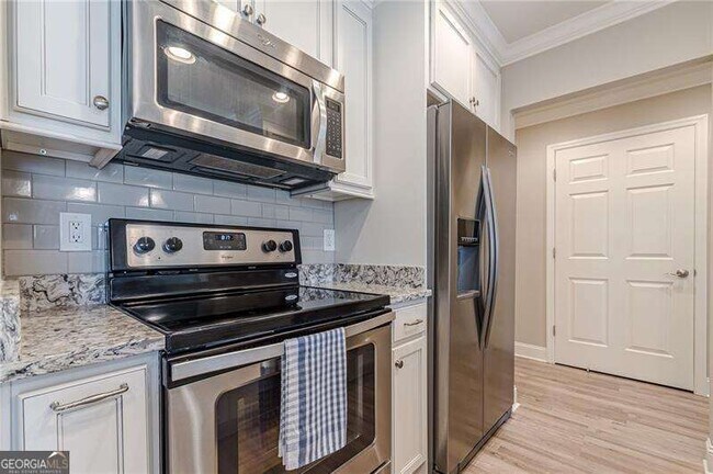 Building Photo - 300 Johnson Ferry Rd