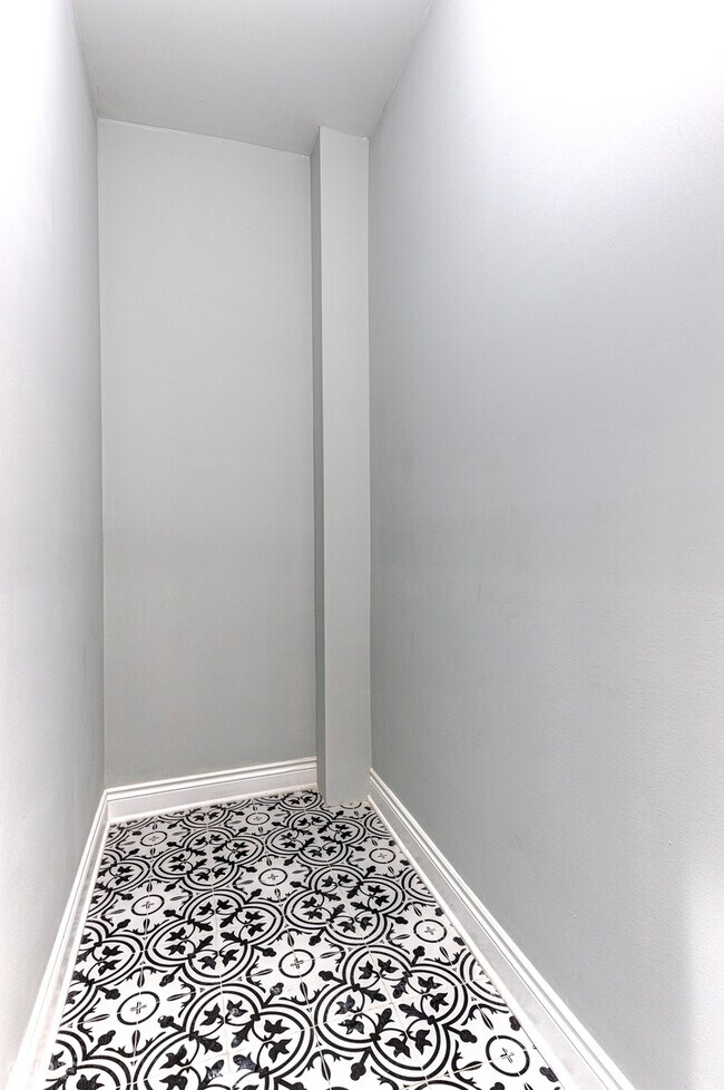 Building Photo - 1827 S Springfield Ave