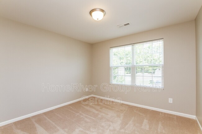 Building Photo - 213 Valerie Dr