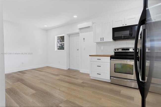 Building Photo - 1528 NE 145th St