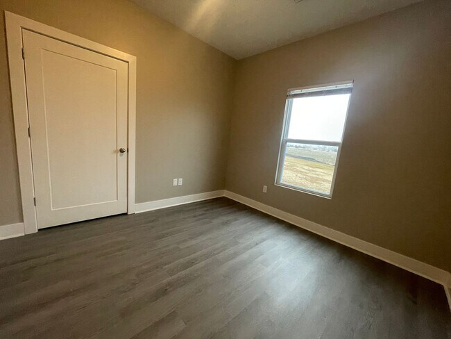 Building Photo - 9333/35 E Wassall