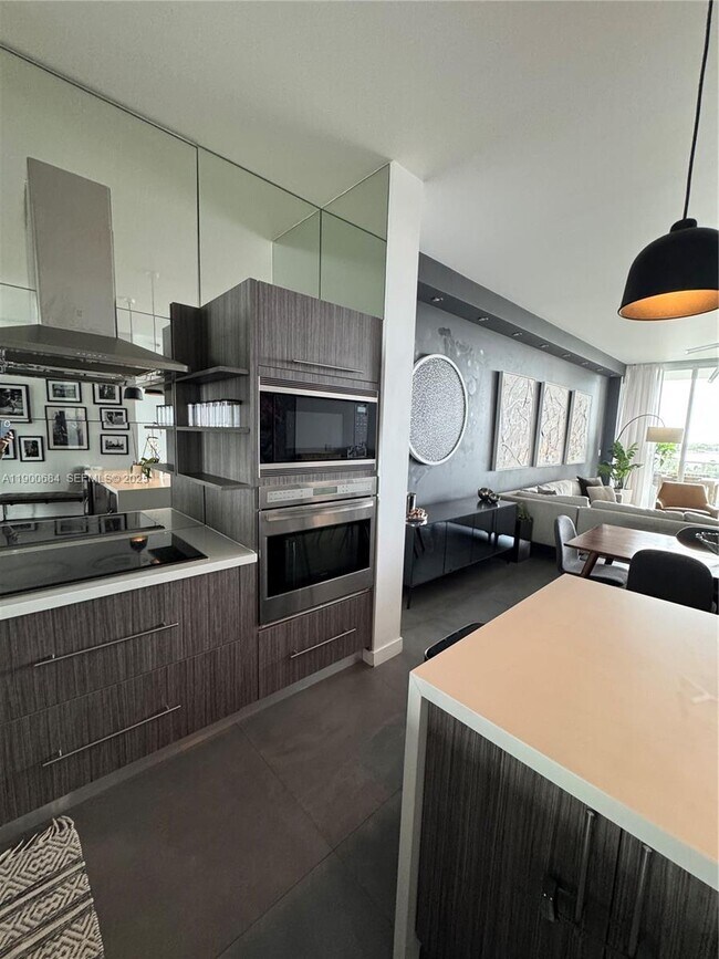 Building Photo - 2020 N Bayshore Dr