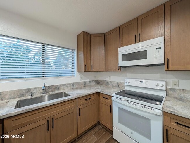 Building Photo - 2404 W Roeser Rd