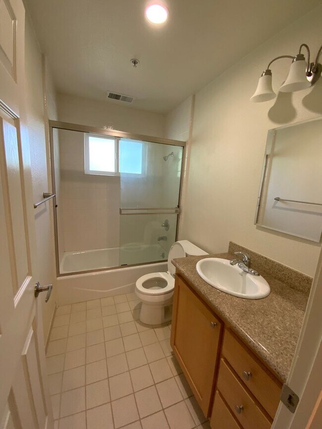Building Photo - Spacious 2BD/2BA Apartment With Private Ba...