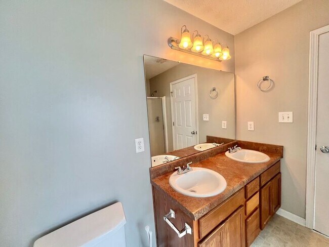 Building Photo - 2019 Spring Creek Dr