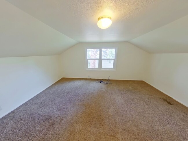 Building Photo - 3 bedroom family home