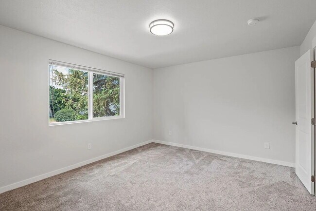 Building Photo - "Spacious 3-Bedroom Duplex Retreat on Park...