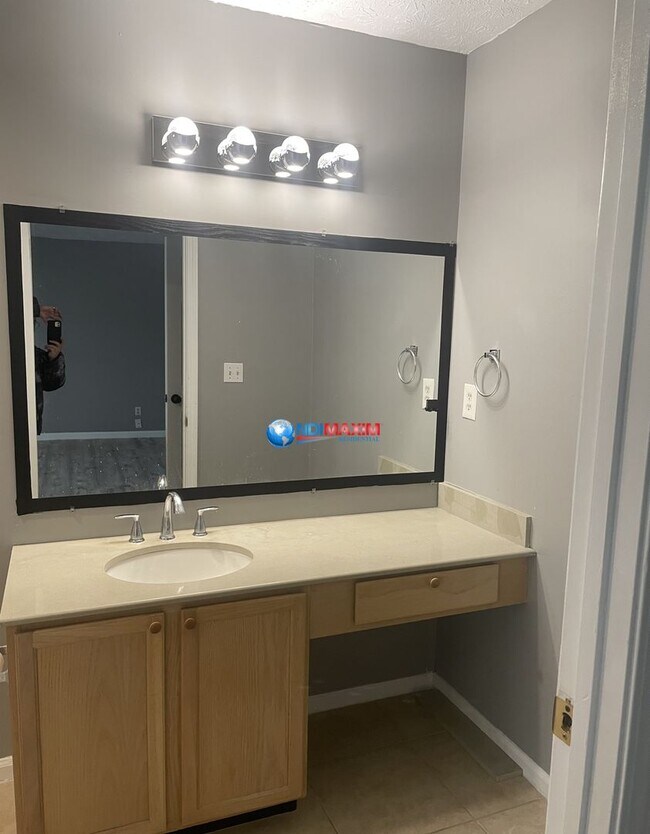 Building Photo - Spacious 4 bedrooms split-level house in Lithonia