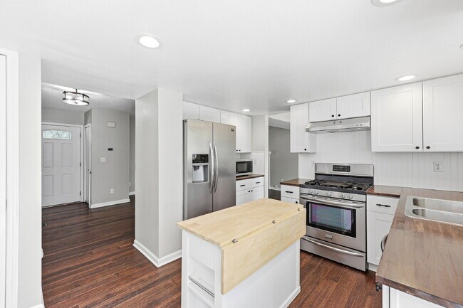 Building Photo - $2,595.95-4 Bed/ 3 Bath-Charming home in Colorado Springs with Central AC