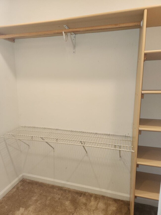 Building Photo - WILLOW CREEK POINTE