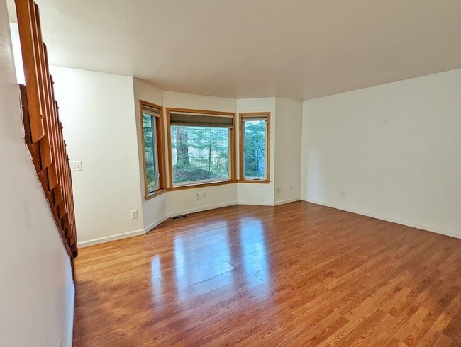 Building Photo - Backloop Sgl Fam Home, 3BD/2BA, Pet Friendly, 2 Car Garage