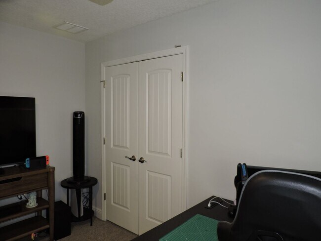 Building Photo - Easy access to interstate, shopping & Navy...