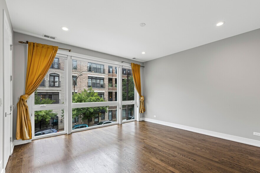 Building Photo - 2239 W Belmont Ave
