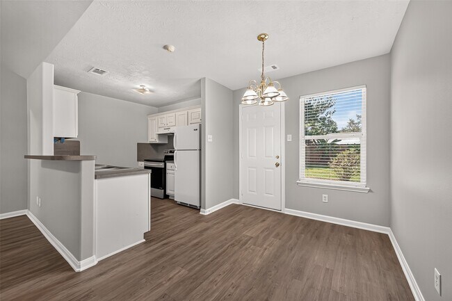 Building Photo - 16200 Sun View Ln