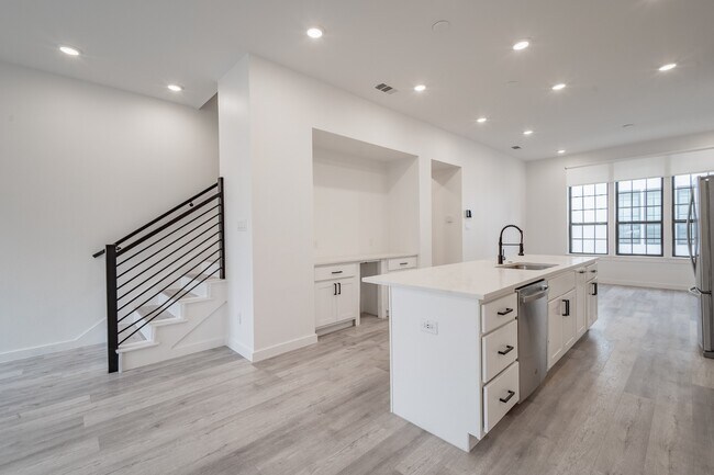 Building Photo - Gated Luxury Townhomes with yard + Roof Patio