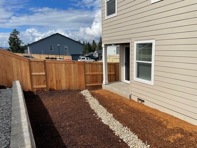 Building Photo - GORGEOUS 4 BED/2.5 BATH! HIGH END FINISHES ! SPACIOUS ROOMS ! FENCED BACK YARD !