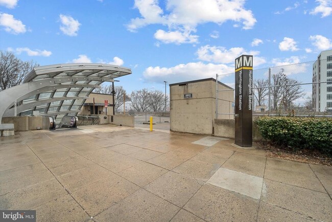 Building Photo - 2425 Huntington Park Dr