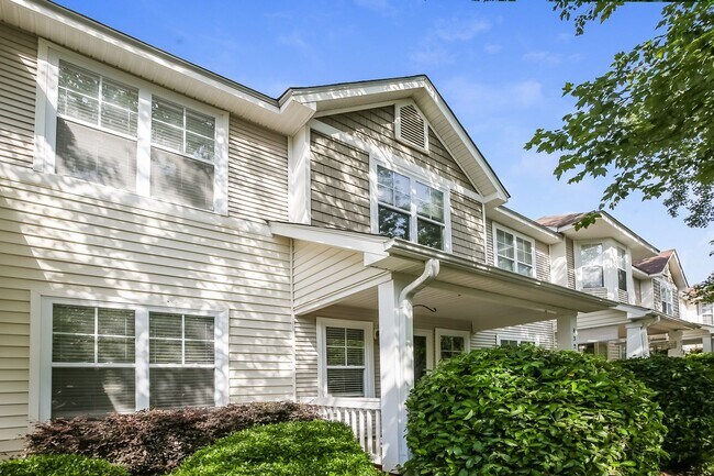 Building Photo - 2 Bedroom, 3 Bathroom Townhouse near Lake ...