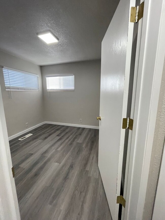 Building Photo - Remodeled 2 bed 1 bath close to Mid Town