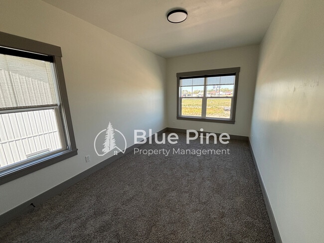 Building Photo - 5133 Beach Dr