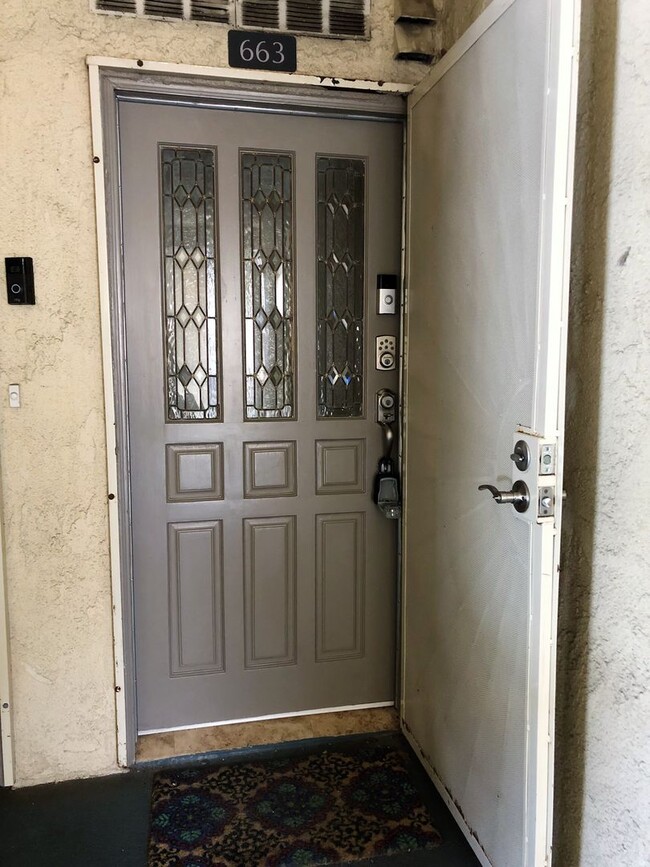 Building Photo - Spacious 3 + 2 Ocean View Condo - Prime Corner Location.