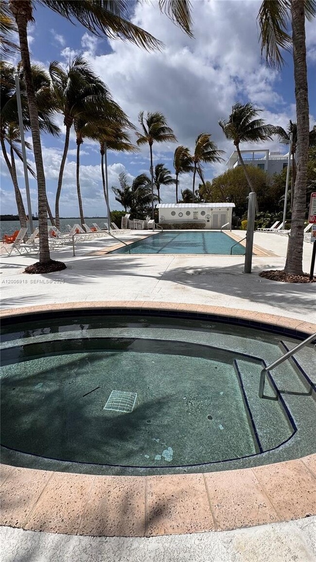 Building Photo - 650 NE 64th St