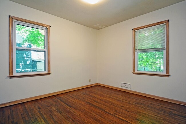 Building Photo - Beautiful 4 Bed 2.5 Bath Home in Minnetonka!