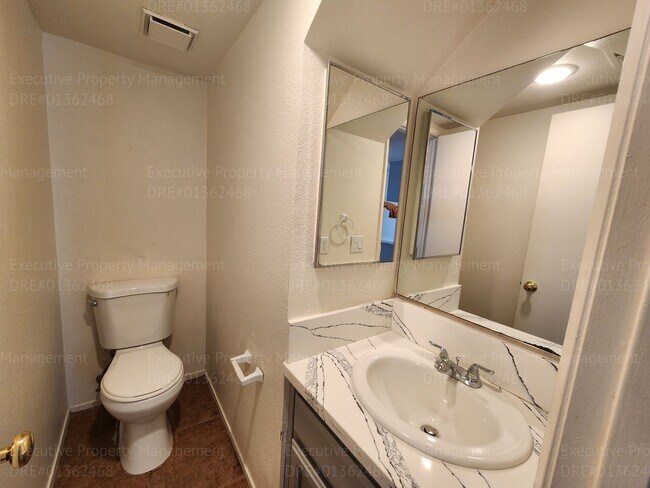 Building Photo - 3 bedroom/ 2.5 bathroom