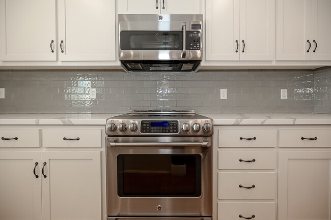 Building Photo - 196 E Main Ave