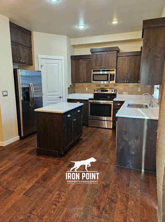 Building Photo - 3bed/2.5 bath Townhome in Boise w/2 Car Garage, Community Pool & Fitness Center