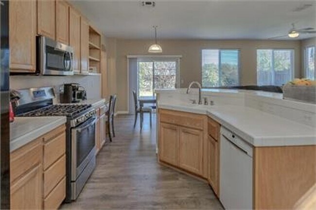 Building Photo - Stunning East Davis home available for fall move in!