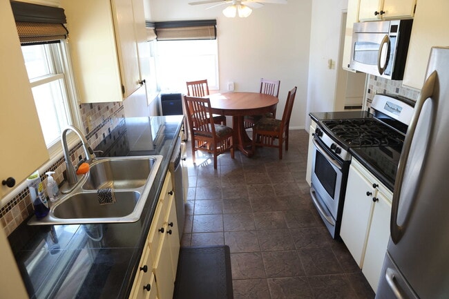 Building Photo - 185 S Myrtle Ave