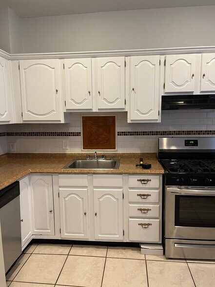 kitchen w/tiled backsplash - 263 West Rittenhouse Street