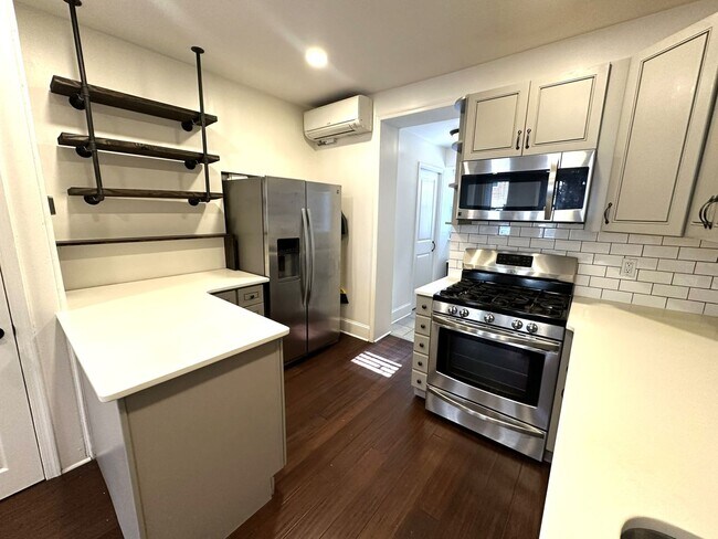 Building Photo - Stunning 4-Bedroom Townhome in the Heart of Fishtown! Available NOW!