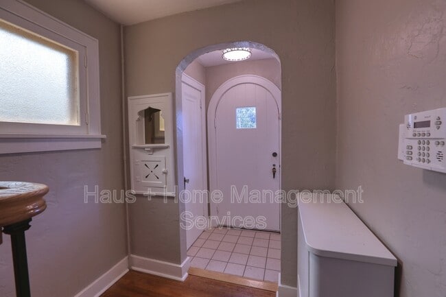 Building Photo - 544 James St