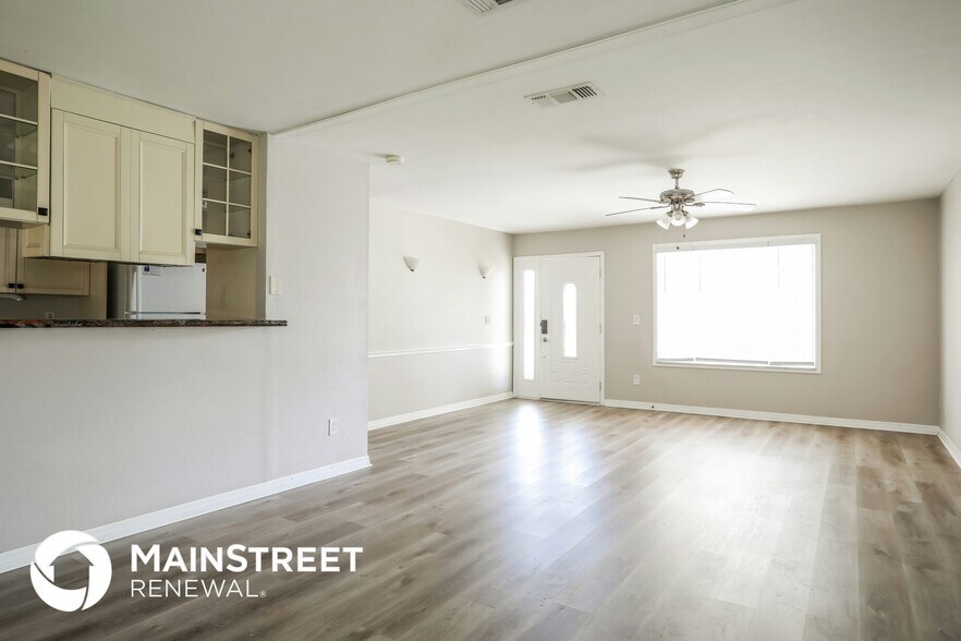 Building Photo - 2412 Stonehaven Ct W