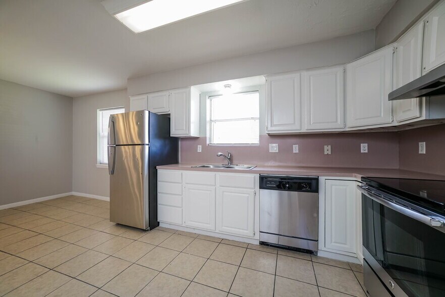 Building Photo - 10919 Skybird Dr