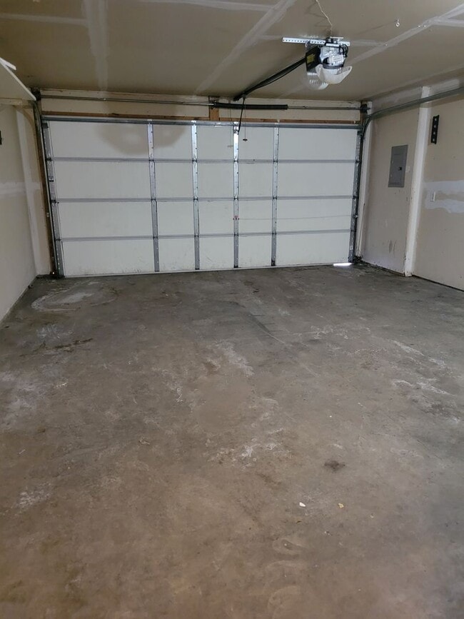 Building Photo - Middle Unit Townhouse