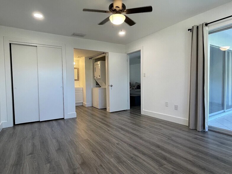 Master with in unit laundry - 200 Valley Stream Dr