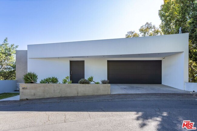 Building Photo - 1853 Sunset Plaza Dr