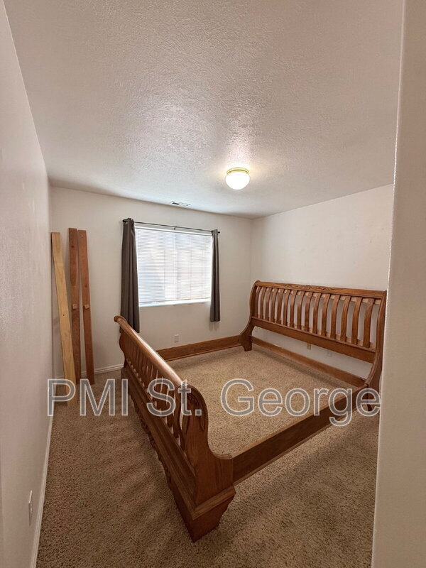 Building Photo - 2605 E 700 N