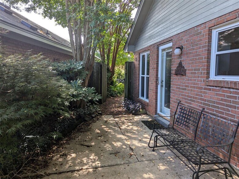 Building Photo - 557 Forest Ridge Ct