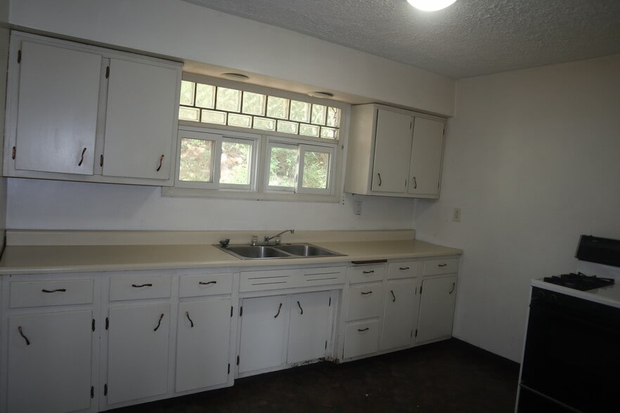 Building Photo - 629 Woodlawn Ave