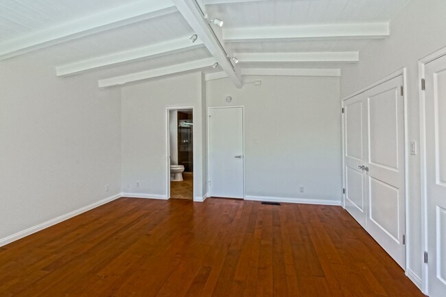 Building Photo - RECENTLY REMODELED, BRIGHT & AIRY 3BR2BA G...